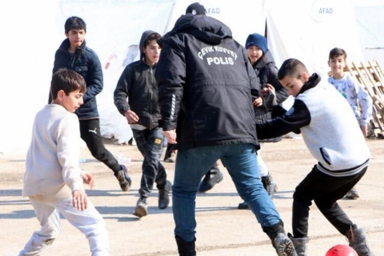 Polis ekipleri, depremzede &ccedil;ocuklarla futbol ma&ccedil; yaptı
