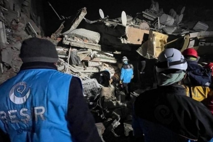 Hatay'da iki kardeş enkazdan sağ &ccedil;ıkarıldı