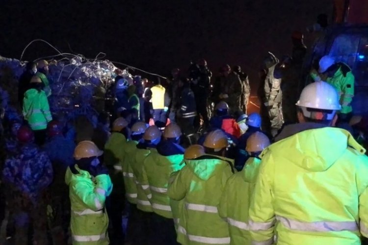 Adıyaman'da 165. saatte Naime Şakar enkazdan sağ olarak &ccedil;ıkarıldı