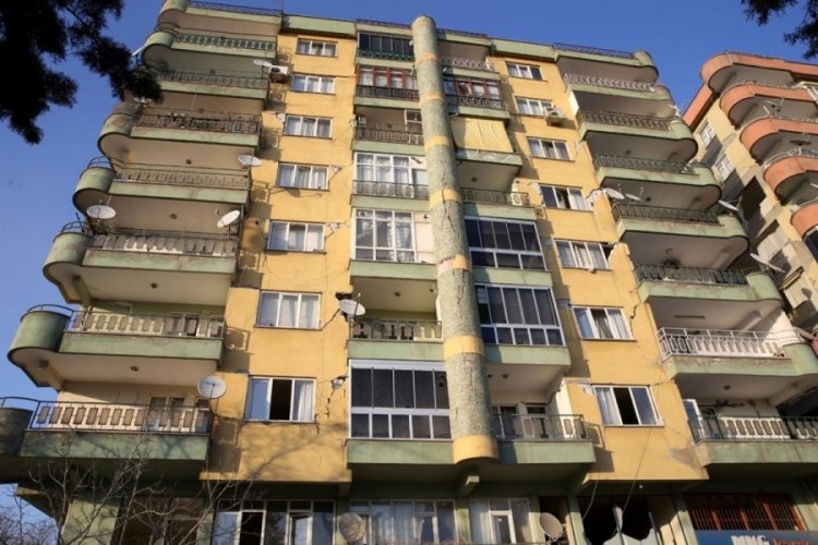 Deprem uzmanları uyardı: Hasarlı binalara girmeyin!