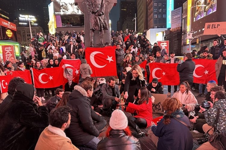 ABD'de T&uuml;rkiye'deki depremlerde hayatını kaybedenler anıldı