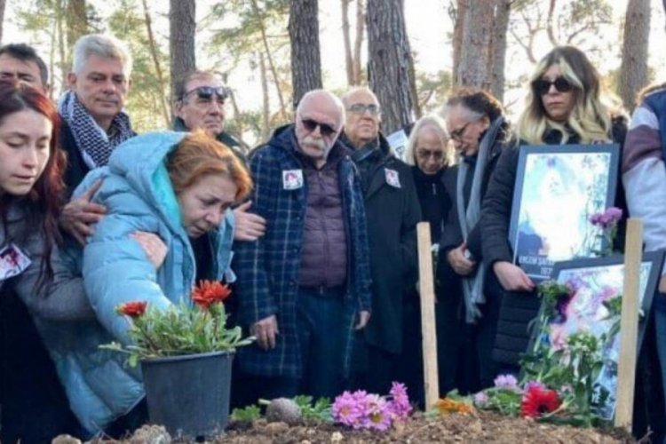 Orhan Aydın, depremde yaşamını yitiren kızını son yolculuğuna uğurladı