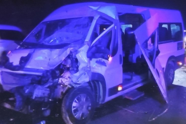 Denizli'de servis minib&uuml;s&uuml; ile kamyonet &ccedil;arpıştı: 10 yaralı