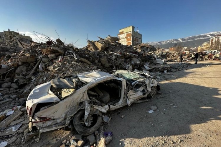 Deprem b&ouml;lgesinden i&ccedil; yakan g&ouml;r&uuml;nt&uuml;ler