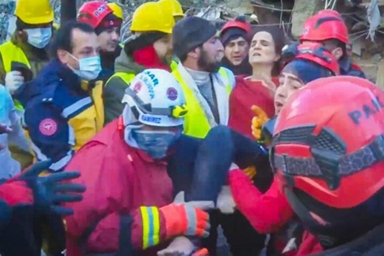 Kahramanmaraş'ta 150 saat sonra 2 kişi enkazdan kurtarıldı