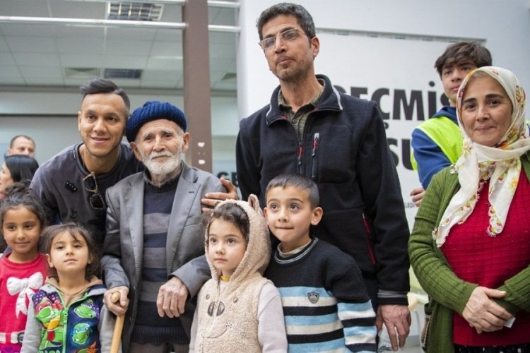 Josef de Souza'dan depremzedelere ziyaret: Onlar hepimizin &ccedil;ocukları