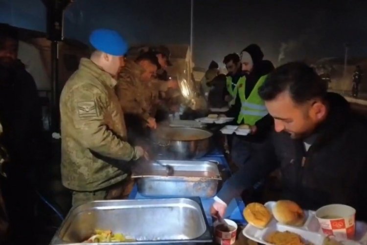 Deprem b&ouml;lgesinde mehmet&ccedil;ik sıcak yemek dağıtımına devam ediyor