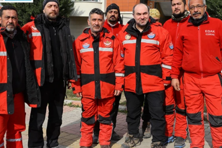 EDAK &uuml;yeleri 116. saatte 15 yaşındaki İkbal &Ccedil;il'i enkazdan kurtardı