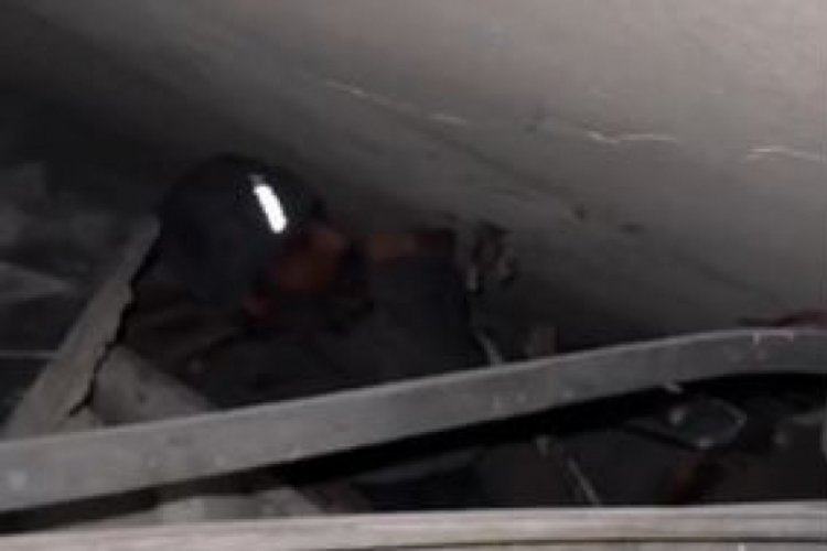 Enkaz altındaki depremzede arama kurtarma ekipleriyle mizah yaptı