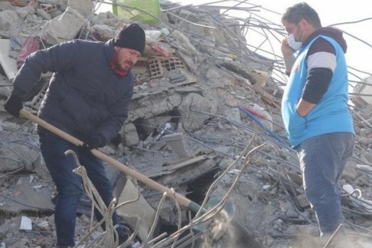 Enkaz altından &ccedil;ıkıp kurtarma &ccedil;alışmalarına katıldı