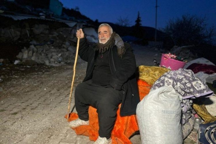 Gaziantep'te depremde dağdan kopan kayalar evlerin &uuml;zerine d&uuml;şt&uuml;
