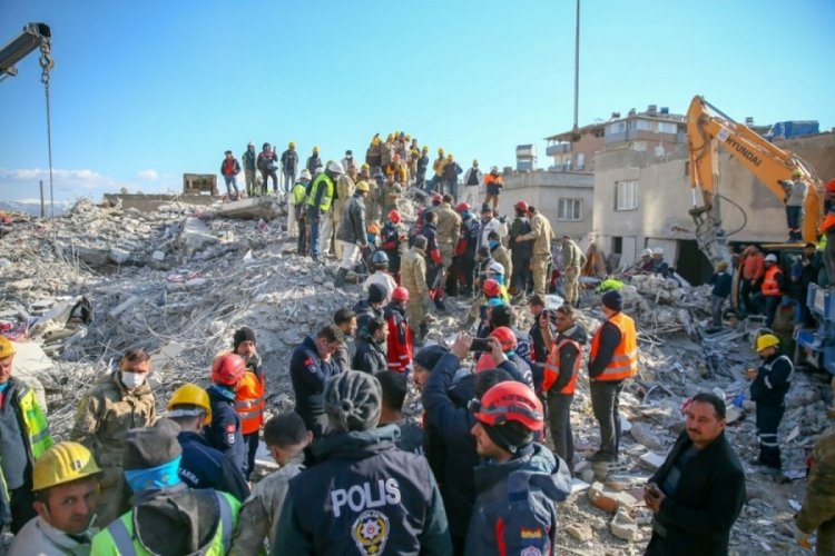 177 saat sonra 3 kişi enkaz altından kurtarıldı