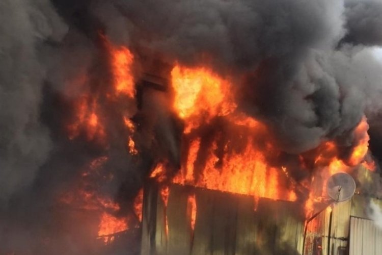 İstanbul Sultangazi'de fabrika alev alev yandı