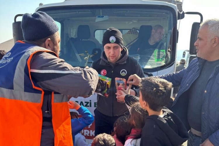 Bursa'dan &ccedil;ocuklara oyuncaklarla moral desteği