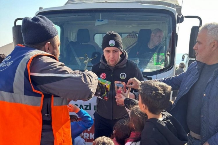 Osmangazi Belediyesi depremzede &ccedil;ocukların y&uuml;zleri oyuncaklarla g&uuml;ld&uuml;rd&uuml;