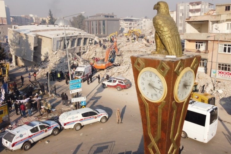 Adıyaman'da meydandaki saat &ouml;l&uuml;m saatinde takılı kaldı