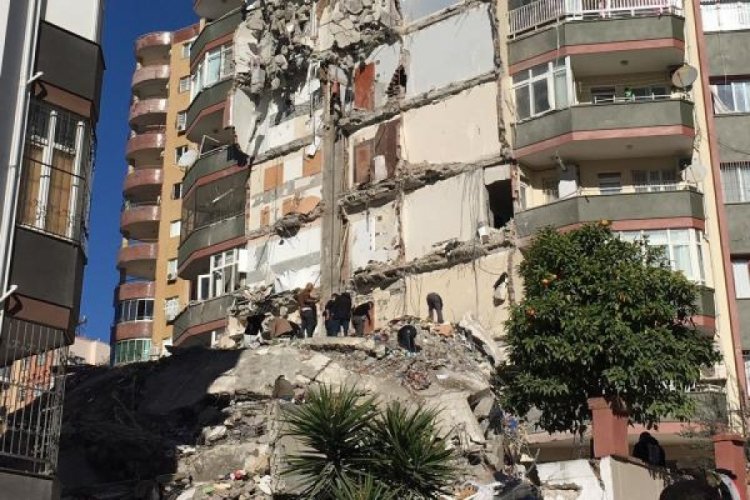 Adana'da arama kurtarma &ccedil;alışmaları devam ediyor