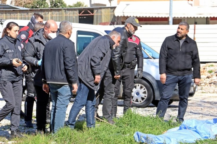 Antalya'da boş arazide erkek cesedi bulundu