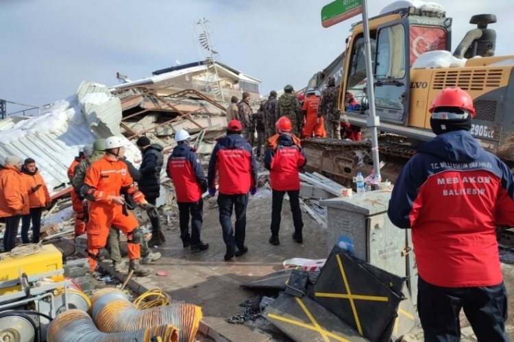 Balıkesirli &ouml;ğretmenler deprem b&ouml;lgesinde m&uuml;cadele ediyor