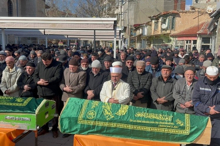 Depremde yaşamını yitiren Jurnal ailesi toprağa verildi