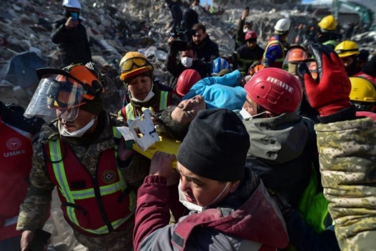 180'inci saatte enkazdan &ccedil;ıkarılan kadın: &Ccedil;ok &uuml;ş&uuml;d&uuml;m, ayaklarımı &ouml;rt&uuml;n