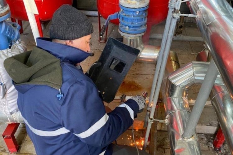 Deprem b&ouml;lgesinde Mehmet&ccedil;ik hasarlı binaları onarıyor