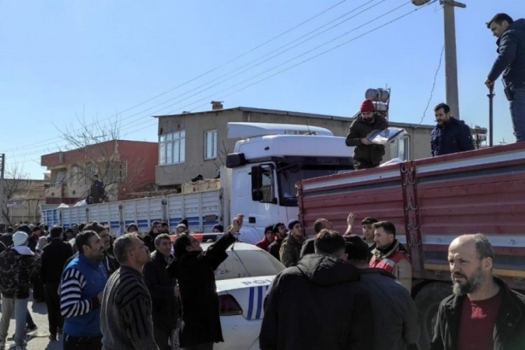 Depremzedelere Azerbaycan'dan gelen yardım tırları merhem oldu