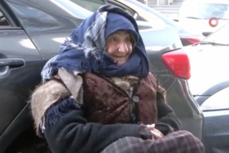 Azerbaycanlı yaşlı kadın son parasını AFAD'a bağışladı