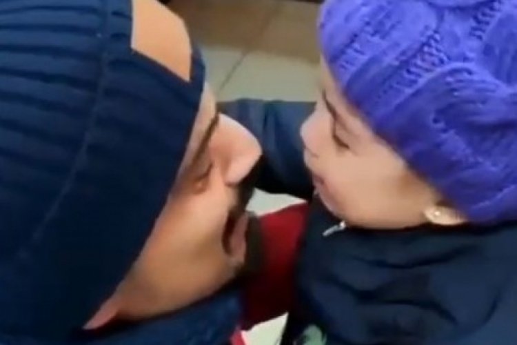 Depremde ayrı d&uuml;şen baba ve kızından en duygusal buluşma
