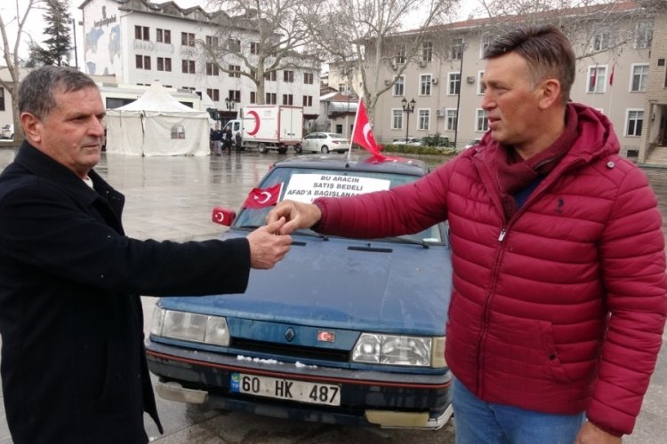 Tokatlı bir vatandaş otomobilini depremzedeler i&ccedil;in sattı