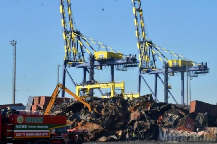 İskenderun'da yangında hurdaya d&ouml;nen konteynerler kaldırılıyor