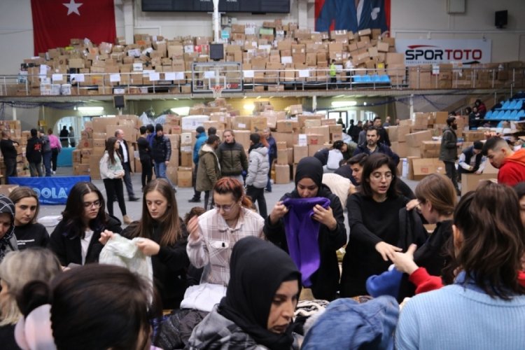 Adana'da minib&uuml;s, depremin d&uuml;ş&uuml;rd&uuml;ğ&uuml; su deposundan kıl payı kurtuldu