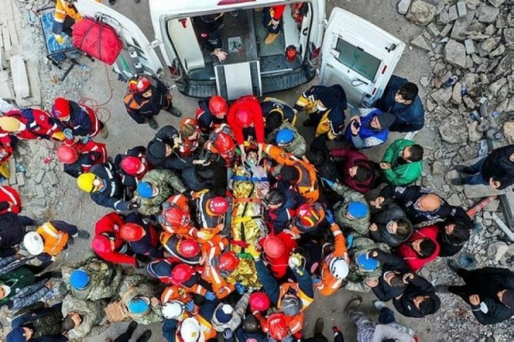 Hatay'dan 182'nci saatte sevindiren haber: 13 yaşındaki Kaan Kuruoğlu sağ &ccedil;ıkarıldı