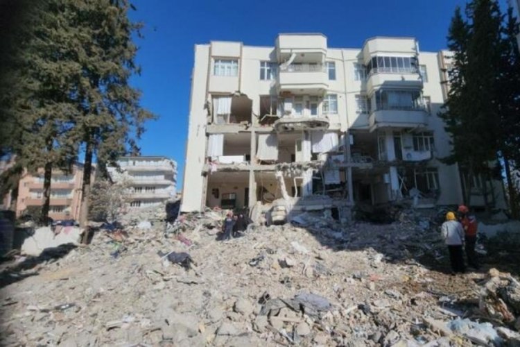 Enkazlarda mutlu g&uuml;nlerin fotoğrafları kaldı