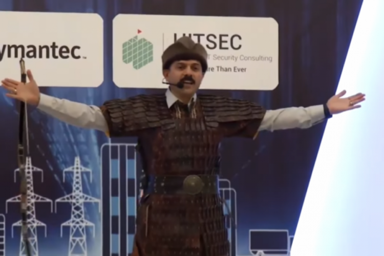 Eski AFAD daire başkanı Osmanlı ok&ccedil;usu kost&uuml;m&uuml;yle g&uuml;ndem oldu