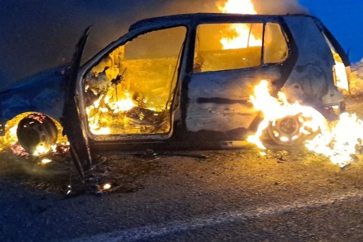 Bitlis'te deprem b&ouml;lgesinden d&ouml;nen ailenin aracı yandı