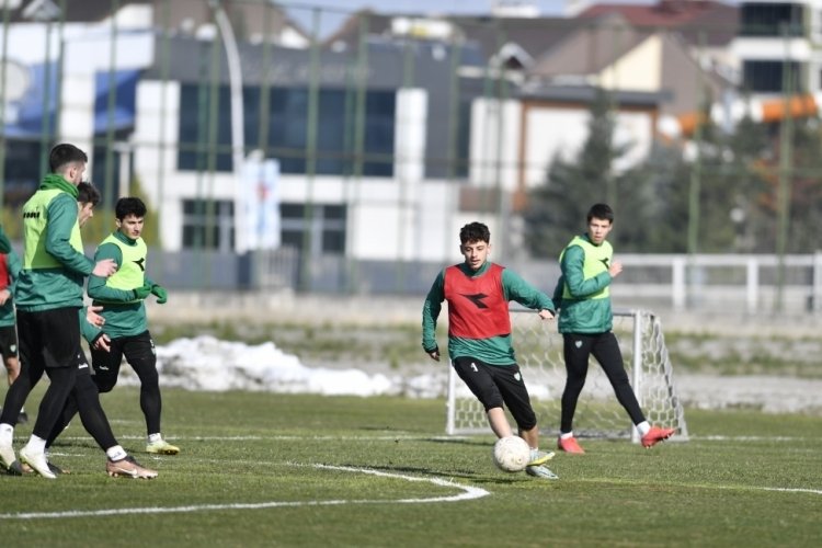 Bursaspor hazırlıkları s&uuml;rd&uuml;rd&uuml;