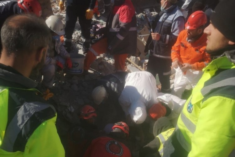 Adıyaman'da Mustafa amca enkazdan 179 saat sonra &ccedil;ıkarıldı