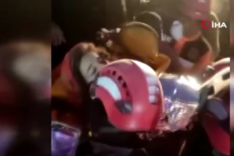 Kahramanmaraş'ta 10 yaşındaki Ay&ccedil;a enkazdan sağ &ccedil;ıkarıldı