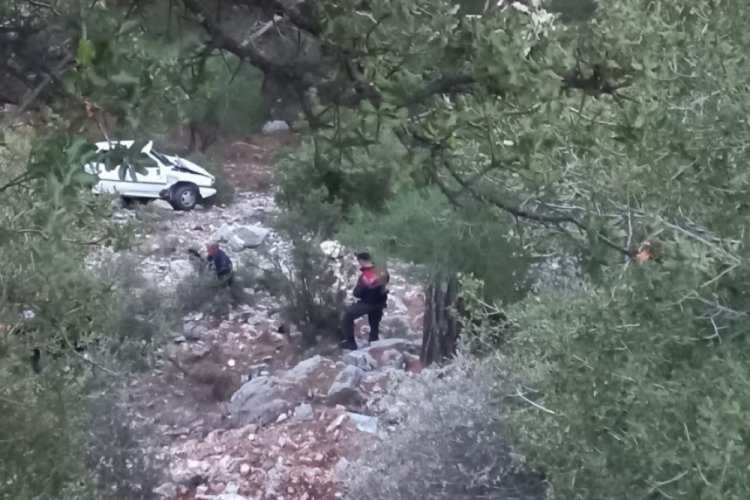 Antalya Finiki'de bir otomobil şarampole u&ccedil;tu: 1 &ouml;l&uuml;, 1 yaralı