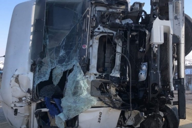 Başkent'te korkutan kaza: 2 kamyon &ccedil;arpıştı