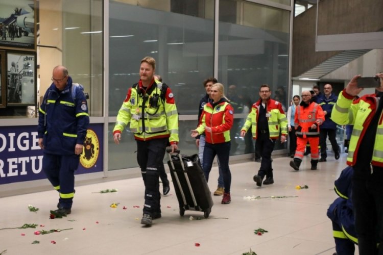 Alman kurtarma ekipleri &uuml;lkesine geri d&ouml;nd&uuml;