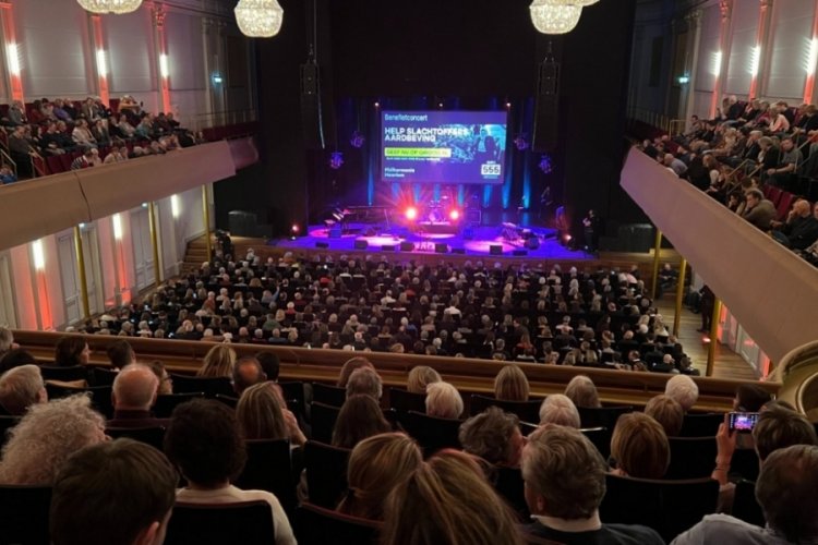 Hollanda'da depremzedeler i&ccedil;in konser