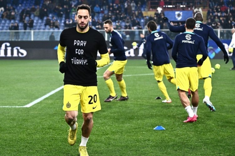 Hakan &Ccedil;alhanoğlu, 'T&uuml;rkiye i&ccedil;in dua et' yazılı tiş&ouml;rtle ısınmaya &ccedil;ıktı