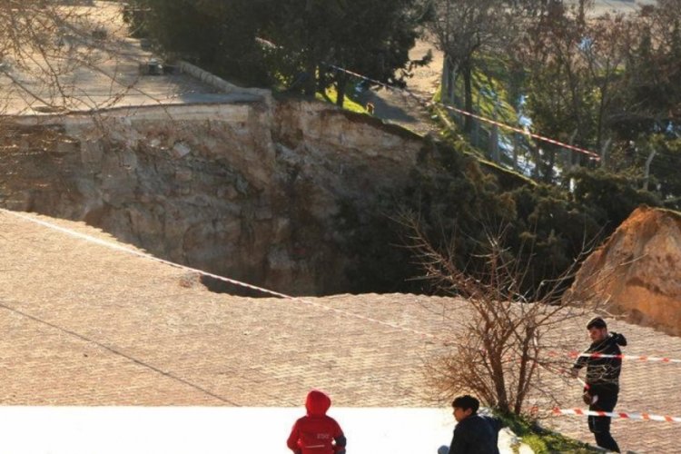 Gaziantep'te depremin ardından parkta oluşan 3 dev &ccedil;ukur şoke etti