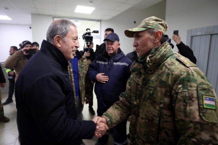 Bakan Akar, &Ouml;zbekistanlı arama kurtarma ekibiyle bir araya geldi