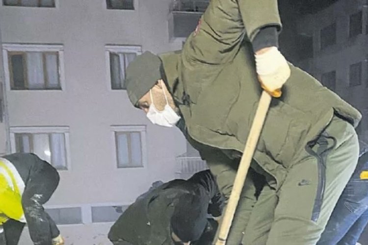 Eski milli futbolcu Mehmet Topal'dan deprem b&ouml;lgesine destek