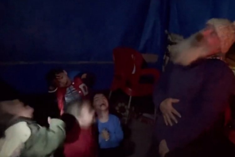 Anlattığı hikayelerle depremzede &ccedil;ocukları kahkahalara boğdu