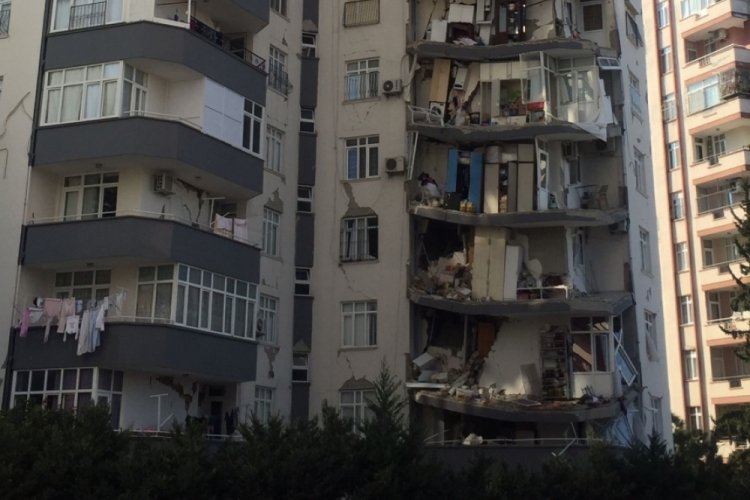 31 yıllık bina depremden ağır hasar aldı
