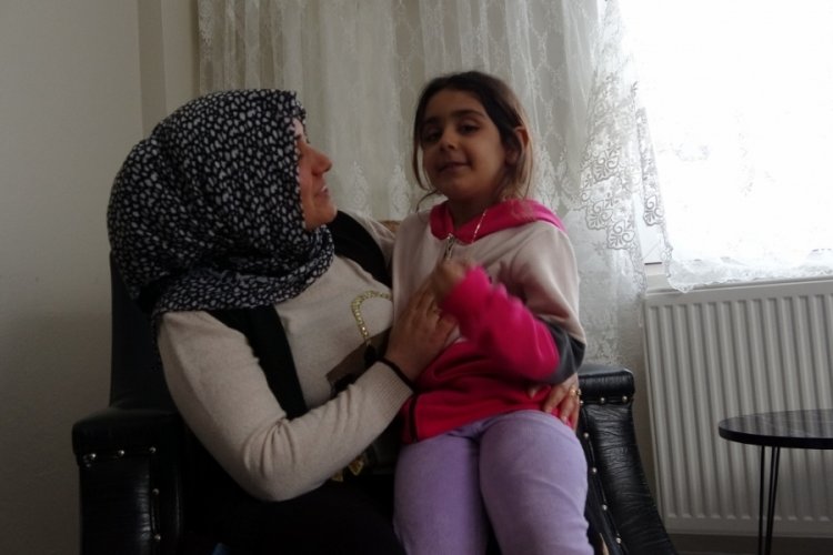 Depremde ailesini kaybeden 6 yaşındaki Naz y&uuml;rekleri burktu